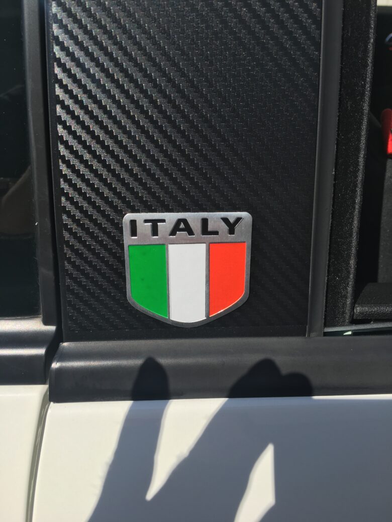 ピラーにイタリア製のカーボンシートを貼り付けがクオリティもイタリア製 ｜ BMWとABARTH、夢の２台持ちの社長ですがなにか？