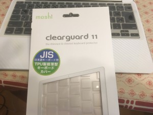 Moshi Clearguard 11 キーボード プロテクターのパッケージをラップトップ キーボードに取り付けます。.