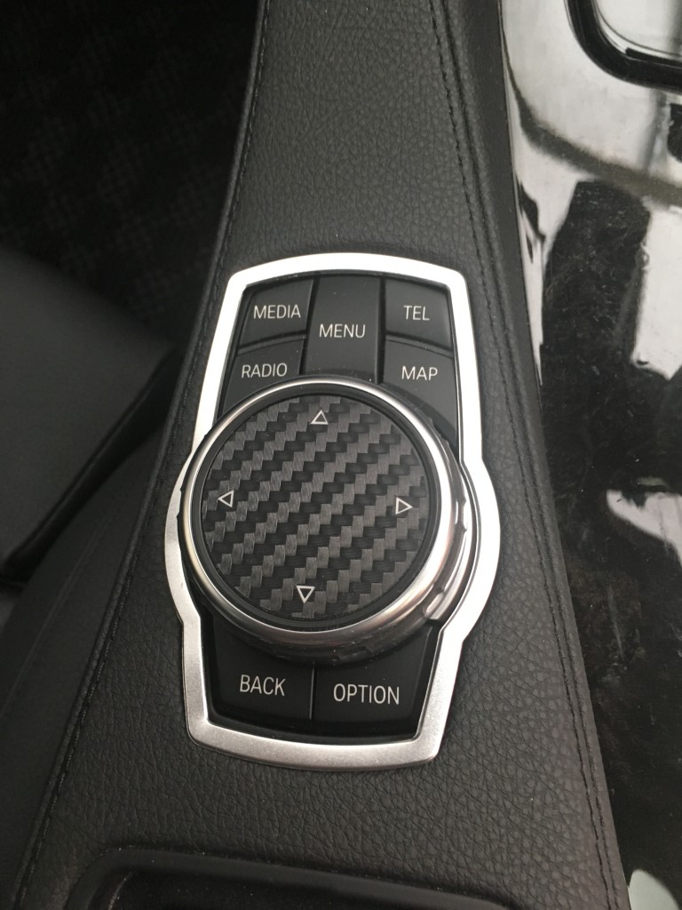 BMW i-Drive(NBT)のメッキリングとカーボンシートを取り付け