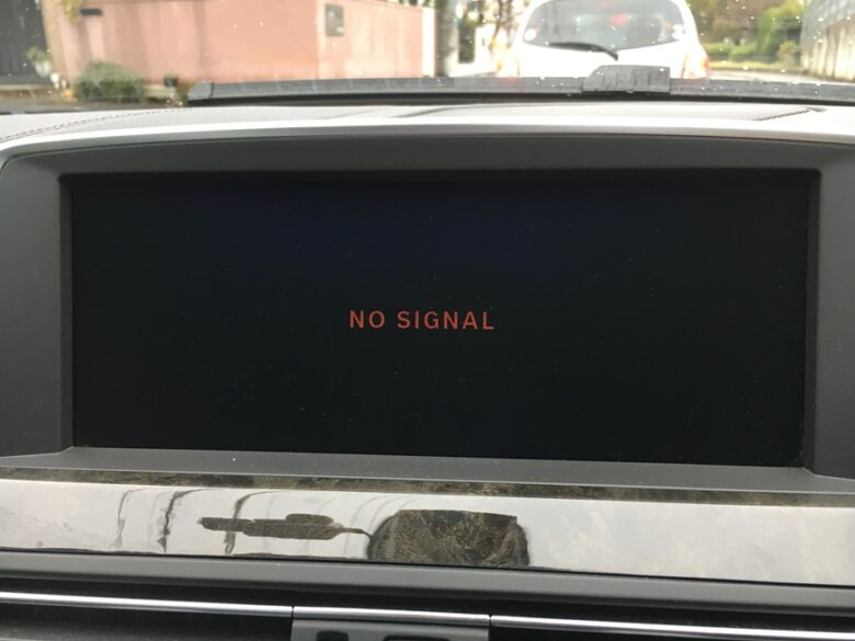 BMW iDriveから突然のNO SIGNALのメッセージ