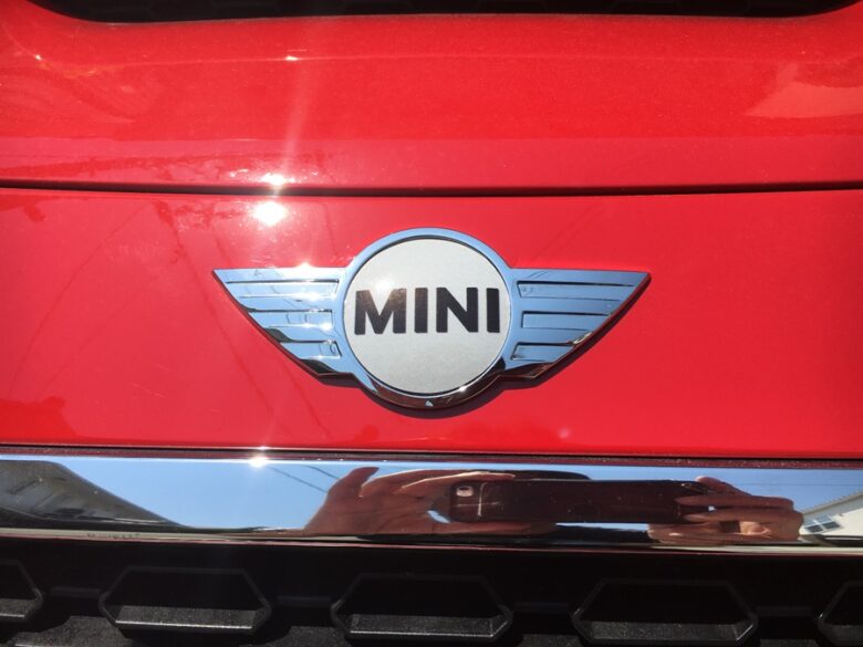 BMW MINIのボンネットのエンブレムの色を変えてみた