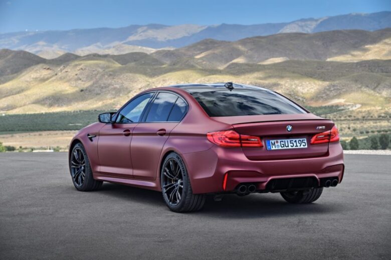 新型BMW M5(F90)公式発表~ファーストエディションは新色フローズン・ダークレッド・メタリック