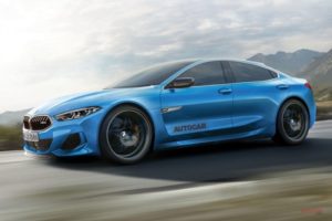 曇り空の下、景色の美しい山道を走る青い BMW スポーツ セダン。.