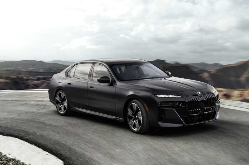 BMW 7シリーズセダン G70はガソリンモデルとEVのi7と同時発表