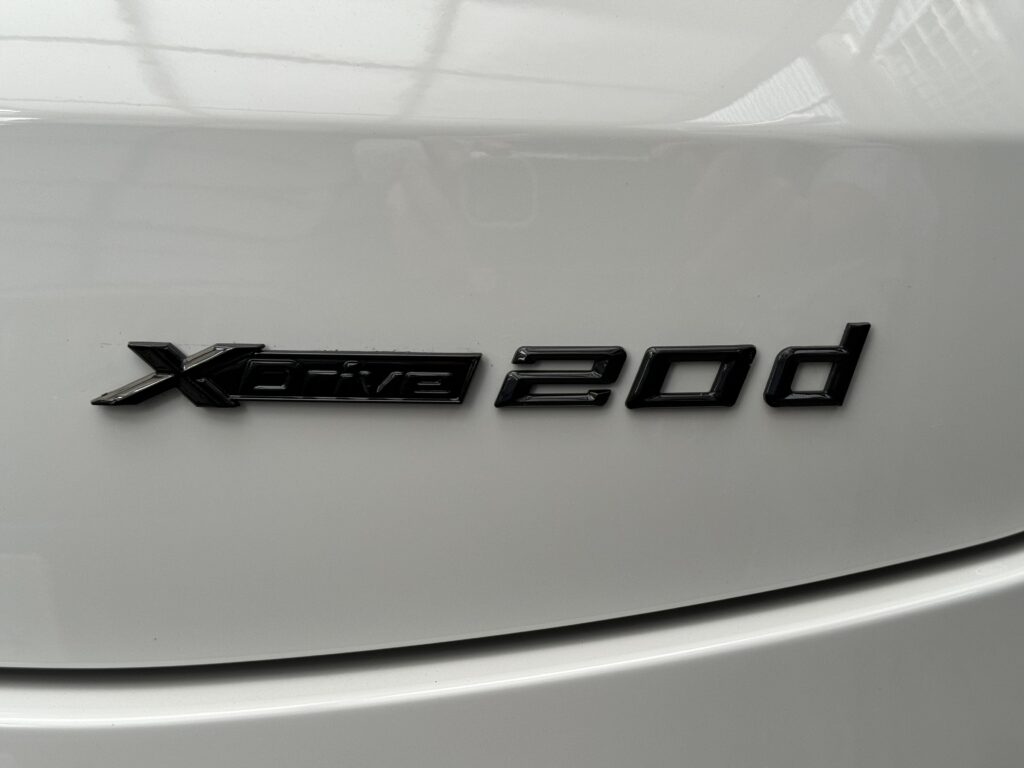 BMW X4 xDrive20d ブラックエンブレム　交換