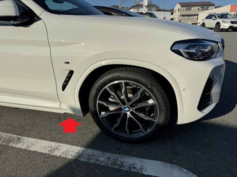 BMW X4 G02の前輪の後ろ（サイドステップ前端）にある窪み（穴）がある理由