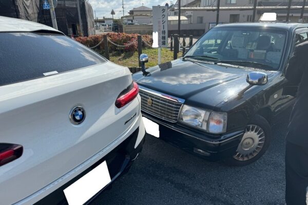 BMWがタクシーにぶつけられる