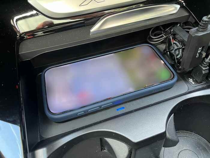 BMWのワイヤレス充電器のスマホを冷却する方法
