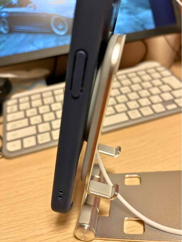 格安のiPhone15 Proのワイヤレス充電スタンド