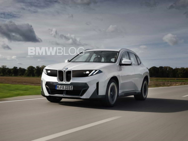 BMWがメキシコに新たな生産拠点を開設する理由は、グローバルな競争力の向上と電動化への対応です。ドイツの本拠地だけでなく、各地域での生産拠点を強化することで、BMWは効率的なサプライチェーンの確保と、生産コスト削減を目指しています。これにより、BMWはさまざまな市場のニーズに応えやすくなると同時に、電動車両の普及促進にも貢献します。 メキシコの新工場での生産は、特に北米市場を強く意識したものです。サンルイス・ポトシに建設されたこの工場は、BMWがかねてから計画していた電動化戦略の重要な一環であり、電気自動車（EV）生産の中核を担うことが期待されています。この工場は、最先端のバッテリー技術とともにBMWの新しい「Neue Klasse」プラットフォームを採用する初の施設となります。 Neue Klasseプラットフォームの革新性とBMW iX3の詳細 BMWが開発したNeue Klasse（ノイエクラッセ）プラットフォームは、同社の次世代電動車両の基盤となるものです。このプラットフォームは特にEVの性能向上を目指しており、最新の第6世代バッテリーを採用。従来のプリズマティックセルから円筒形セルへと変更されることで、エネルギー密度が約20％向上し、充電速度も30％増加するとされています。WLTP基準で最大700～800キロメートルの航続距離が見込まれており、長距離走行が可能です。 Neue KlasseプラットフォームはBMWの革新的なバッテリー管理技術を活用し、エネルギー効率を最適化します。さらに、軽量構造と統合型のシャシー設計により、加速性能と操作性も向上しています。BMW iX3は、このプラットフォーム上に構築され、ドライバーに優れたパフォーマンスと快適な乗り心地を提供するよう設計されています。 メキシコで生産されるBMW iX3 M60のスペックと装備 2026年に登場予定のBMW iX3 M60は、通常のiX3と比べてより高性能な仕様が追加されたモデルです。このモデルは特にスポーティーな運転体験を求めるユーザー向けに開発されています。外観には21インチホイールが標準装備され、Mスポーツブレーキとサスペンションも搭載されます。内装には、特別仕様のシートや高音質サウンドシステムが完備され、快適で上質なドライビング体験を提供します。 iX3 M60は高いパフォーマンスを追求しており、BMWのMシリーズと同様に加速性能やコーナリング性能が向上しています。特にxDrive（四輪駆動システム）が搭載されているため、オールウェザー対応の安定した走行が可能で、様々な路面状況にも対応します。iX3 M60は、そのパワーとデザインで、従来の電動車両のイメージを覆すスポーティーな電気自動車です。 サンルイス・ポトシ工場とBMWのグローバル生産計画 メキシコのサンルイス・ポトシ工場は、BMWのグローバル生産ネットワークにおいて非常に重要な役割を担っています。この工場は、BMWが約8億ユーロを投じて拡張され、電動車用のバッテリーアセンブリ施設も併設されています。年間最大で14万個のバッテリーパックを生産できる設備を持ち、北米市場を中心にBMWの電動車両供給を支えます。 また、メキシコでの生産は、関税の削減や物流コストの低減にもつながり、特に米国市場での競争力向上に貢献します。サンルイス・ポトシ工場はBMWの戦略的な生産拠点の一つとして、現在3シリーズや2シリーズクーペなどのモデルも生産していますが、将来的には電動車両が中心となる見込みです。この拠点は、BMWのグローバルな生産計画の一環であり、同社が北米地域での存在感をさらに強化する狙いがあります。 電気自動車戦略：ドイツ国外での生産拠点拡大が示す未来像 BMWがドイツ国外での生産を拡大する背景には、電動化に対応した柔軟な生産体制の構築と、効率的なコスト管理が挙げられます。スパータンバーグ（アメリカ）の工場では、SUVタイプのEVを中心に6モデルが生産される予定であり、特にアメリカ市場向けの需要に応える形で計画が進んでいます。また、中国市場向けのモデルも含め、BMWは地域ごとのニーズに応じた生産体制を構築しています。 こうしたグローバルな生産拠点の拡大は、BMWが次世代の電動車両市場で他社と差別化を図るための戦略です。特にメルセデス・ベンツやテスラといった競合他社に対抗するために、BMWはNeue Klasseプラットフォームを活用し、より高効率な電動車両を各地域で生産する体制を整えています。これにより、各市場での迅速な需要対応が可能となり、BMWは競争力を維持することができます。 メキシコ工場の雇用創出と地域社会への影響 BMWのサンルイス・ポトシ工場は、新たに1,000人の雇用を生み出し、地域社会に大きな経済効果をもたらします。工場の拡張に伴う雇用の増加により、地域の経済は活性化し、さらに多くの関連産業が発展することが期待されています。また、BMWは現地での教育プログラムや技能訓練を通じて、従業員のスキル向上を支援しており、地域社会との強固な関係を築こうとしています。 地域に根差した工場運営を行うことで、BMWは地域社会との共生を図り、持続可能なビジネスモデルを確立することを目指しています。サンルイス・ポトシ工場は、BMWの他の生産拠点と同様、環境に配慮した生産プロセスも導入し、二酸化炭素排出の削減にも努めています。これにより、BMWは地域経済に貢献するだけでなく、持続可能な社会の実現にも貢献しています。 まとめ：BMWの未来のビジョンとメキシコでの生産の意義 BMWは、電動化への急速なシフトに対応するため、メキシコを含むドイツ国外での生産体制を強化しています。Neue Klasseプラットフォームと第6世代バッテリー技術の導入により、BMWはより競争力のある電動車両を提供する準備が整いつつあります。メキシコのサンルイス・ポトシ工場の新設は、この戦略の中核であり、BMWのグローバル市場での競争力をさらに高めるものです。 将来的には、BMWがメキシコから北米市場を含む世界各地に向けて、革新的な電動車両を送り出すことが期待されています。地域経済への貢献や環境への配慮も加味しつつ、BMWは持続可能なビジネスモデルの構築に取り組んでいます。この先も、BMWの生産体制と電動化戦略の進展が、どのようにグローバル市場に影響を及ぼすのか注目されるところです。