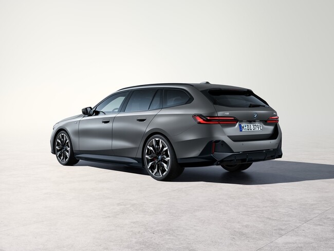 BMW 523i ツーリング G61が発売~523d ツーリング G61と比較