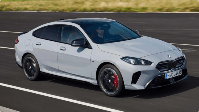 灰色のBMW M235 F74ｇ道路を走っている。