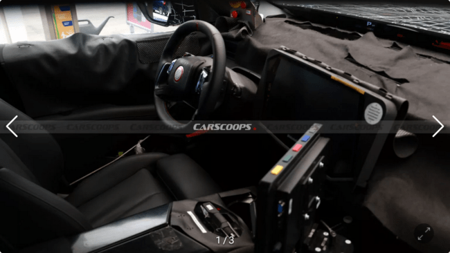 iDriveXとパノラマディスプレイが搭載されたBMW X5 G65の運転席スクープ画像。