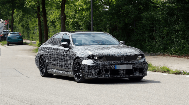 2027年 BMW M5 G90 LCI パノラマiDrive搭載＆Neue Klasseデザイン採用へ