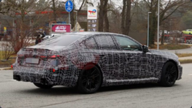 BMW M5 G90 開発車両 E34 M5 風のデザインか?