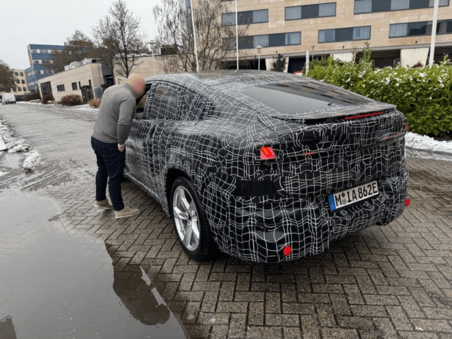 BMW iX4 NA7とBMW iX3NA5のデザイン比較、違い