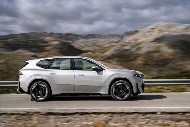 BMW iX4 NA7とBMW iX3NA5のデザイン比較、違い