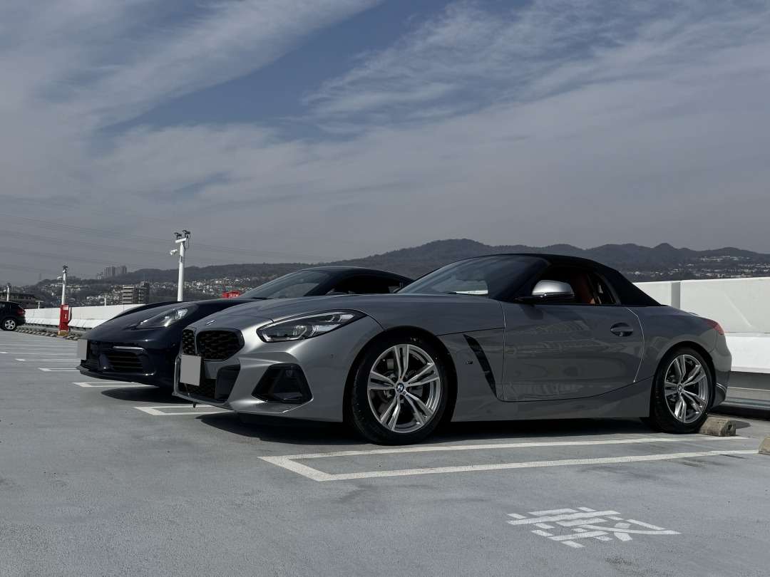 中古のZ4と新車のZ4に3Dデザイン製のローダウンスプリングを取り付け