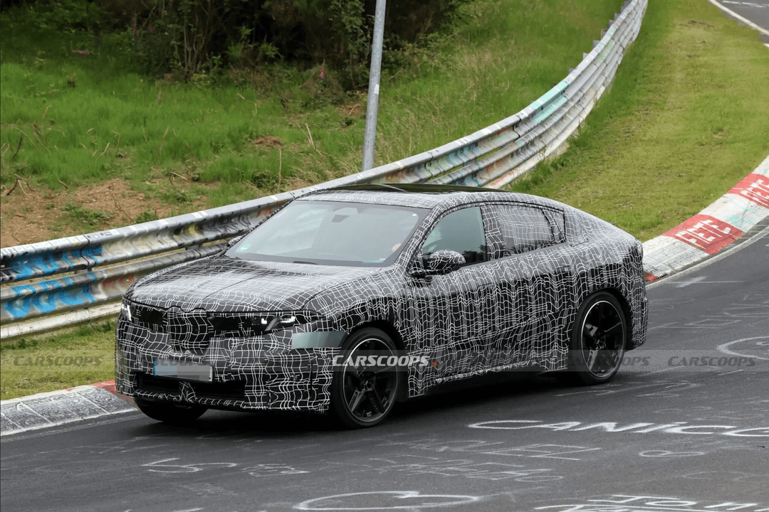 BMW iX3 NA5とiX4 NA7は兄弟車ですが、ハッチバックタイプとクーペタイプの違いがあります。