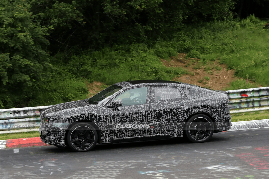 BMW iX3 NA5とiX4 NA7は兄弟車ですが、ハッチバックタイプとクーペタイプの違いがあります。