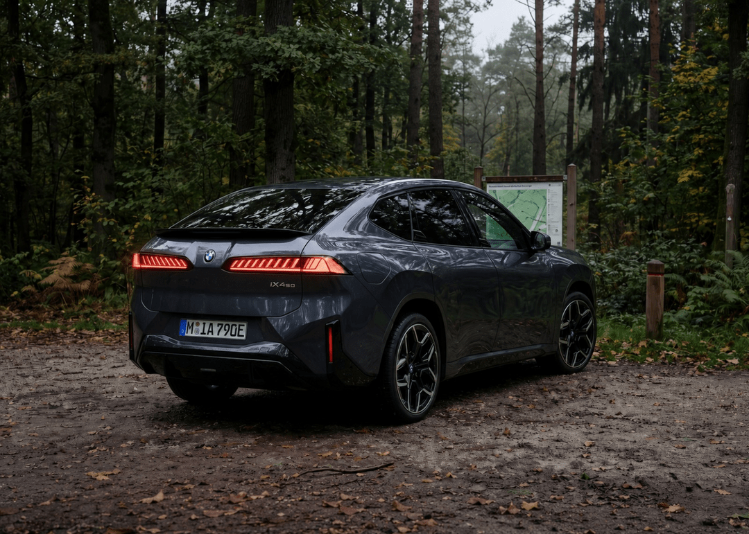 BMW iX3 NA5とiX4 NA7は兄弟車ですが、ハッチバックタイプとクーペタイプの違いがあります。