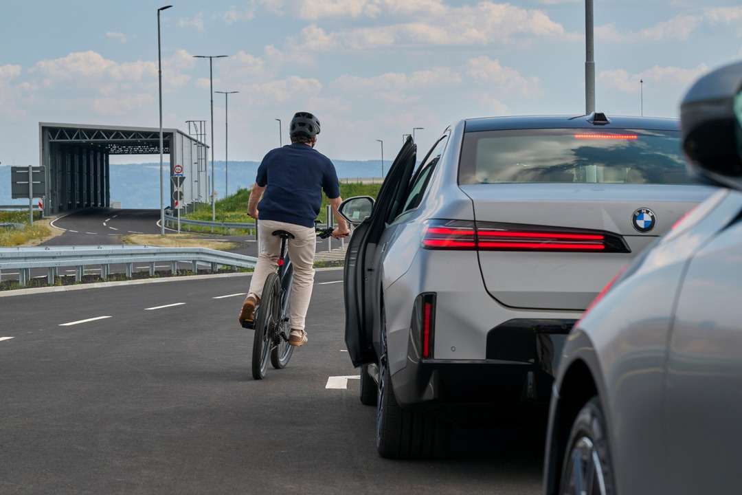 BMW Symbiotic Driveとは?新安全装備と走りの両立