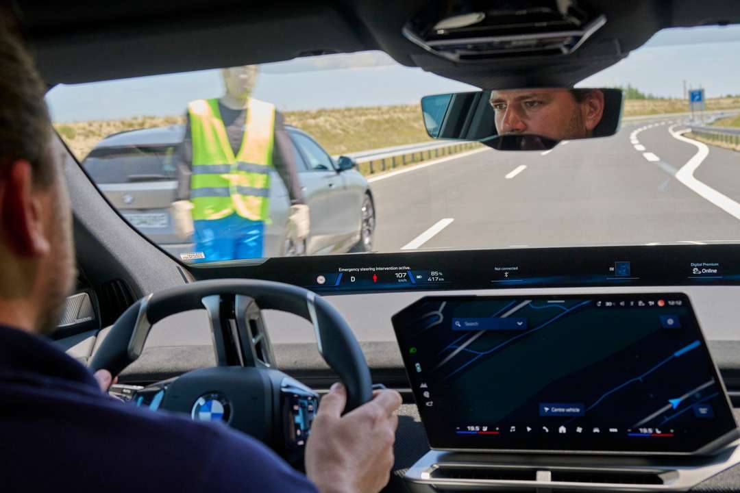 BMW Symbiotic Driveとは?新安全装備と走りの両立