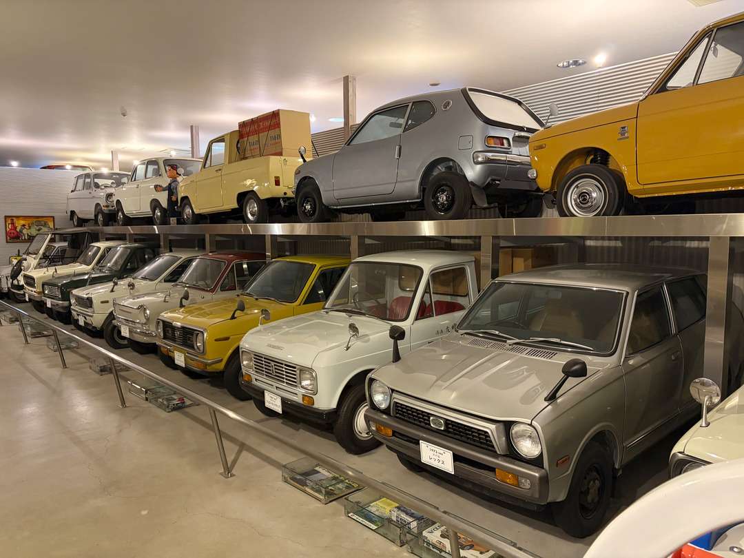 自動車博物館に展示された、上下2段に並ぶ多数の往年の軽自動車や小型車