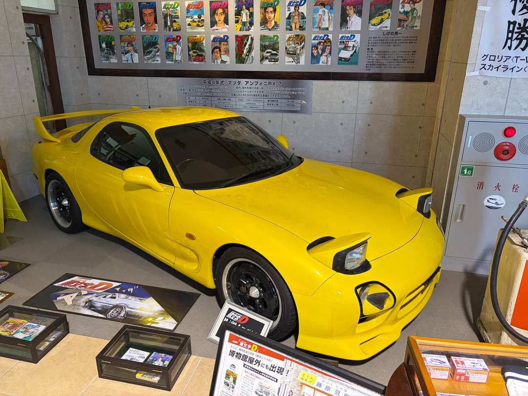 博物館に展示された黄色い平成4年式マツダ・アンフィニRX-7(FD3S)