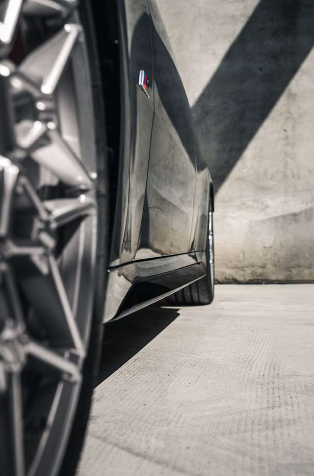 黒いスポーツカーの側面とホイールを間近から捉えた写真