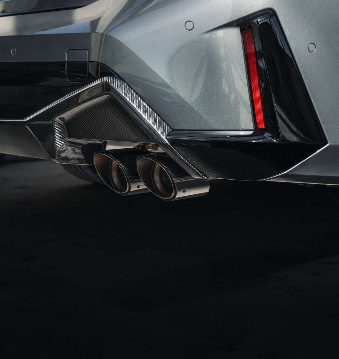 車のリア下部にあるカーボン製ディフューザーと2本の排気管、縦型テールライトのクローズアップ