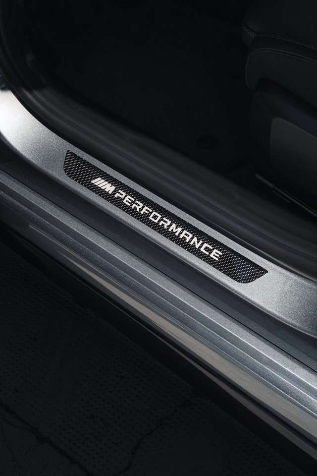 車のドアシルに「MP PERFORMANCE」と表示されたプレート。