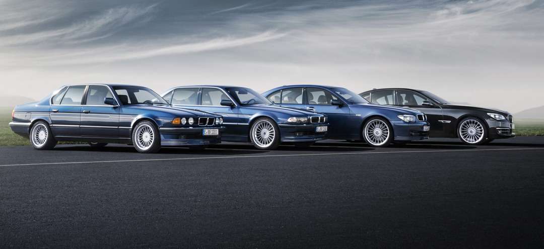 異なる世代のBMWセダン4台が道路上に並んでいる。
