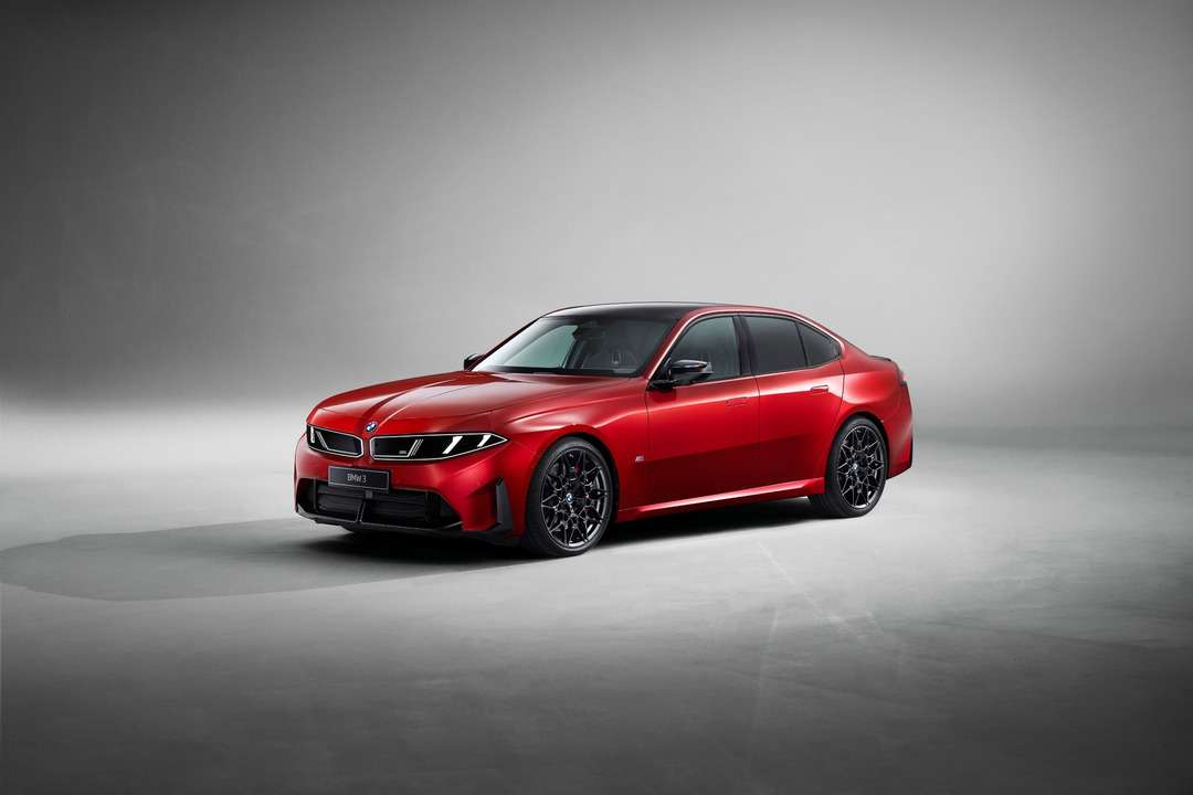 赤いBMW 3シリーズセダンがスタジオ内に停車している。