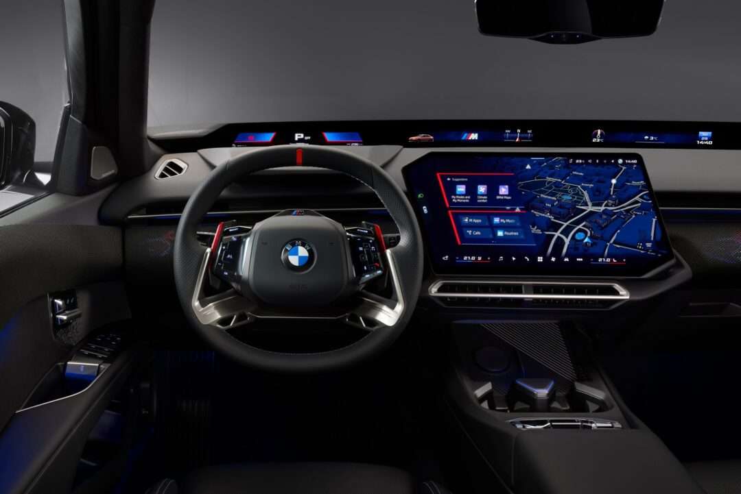 BMW車の運転席から見た、ステアリングホイールとナビ画面を備えた先進的なインテリア。
