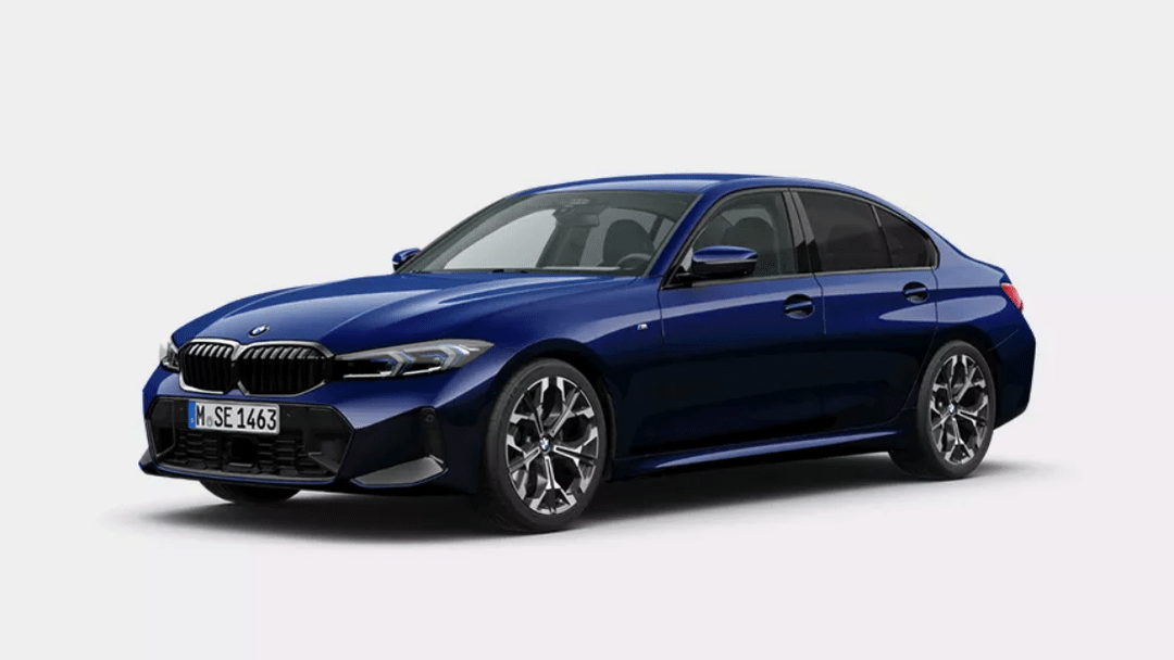 青いBMWのセダンカーが斜め前方から見える姿を写している