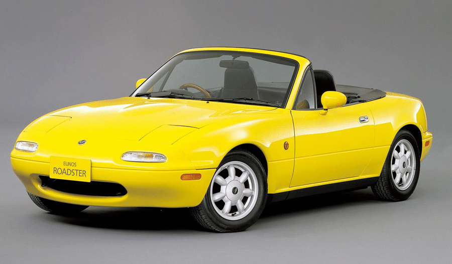 黄色いオープンカーのユーノス・ロードスター